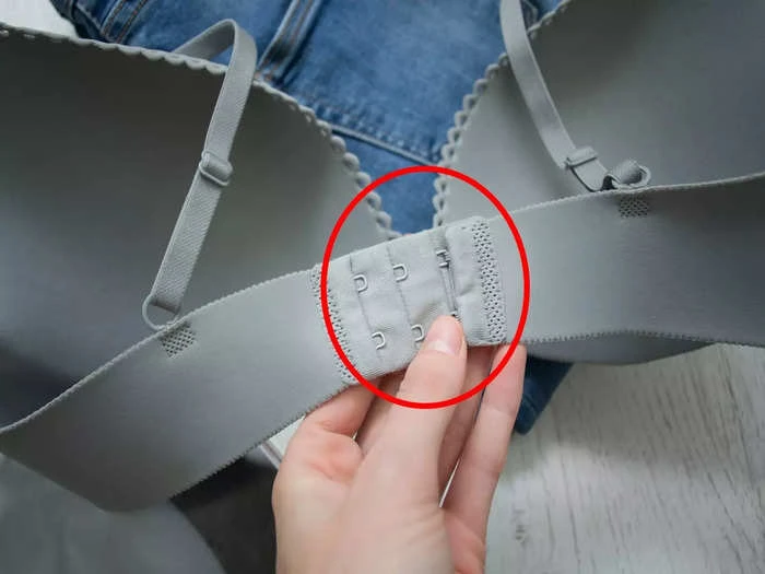 ব্রা-এ ৩টি হুকের ঘর কেন থাকে?